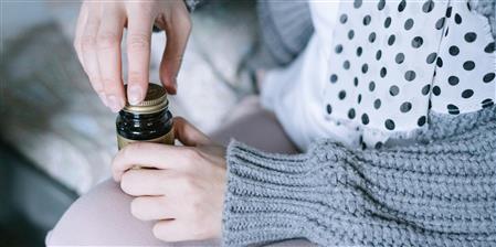 Cyngor Sir y Fflint i gefnogi tenantiaid gyda phresgripsiynau canabis meddygol