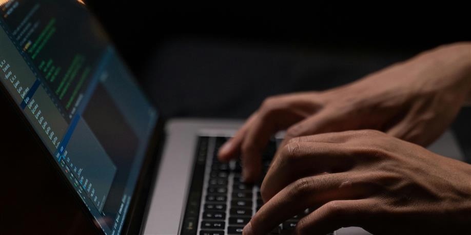 Camau y gallwch eu cymryd i amddiffyn eich busnes rhag seiberdroseddwyr 