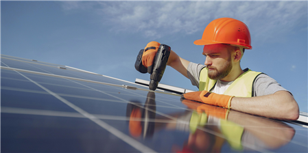 Cynllun solar Switch Together bellach ar agor ledled de-ddwyrain Cymru